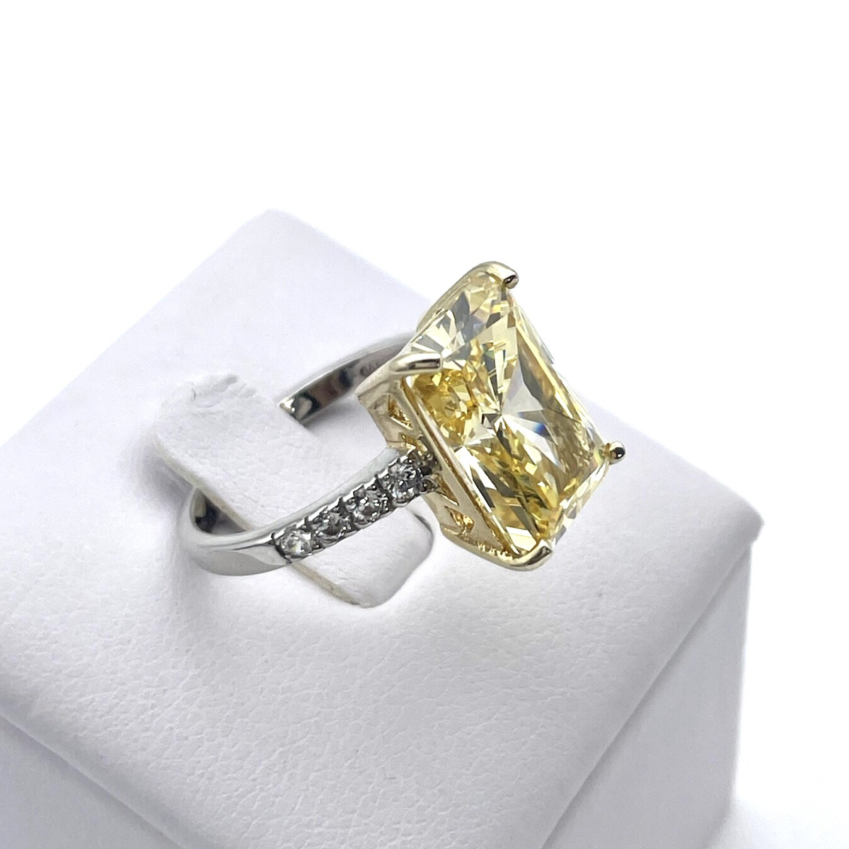 Silver Ring with zircons