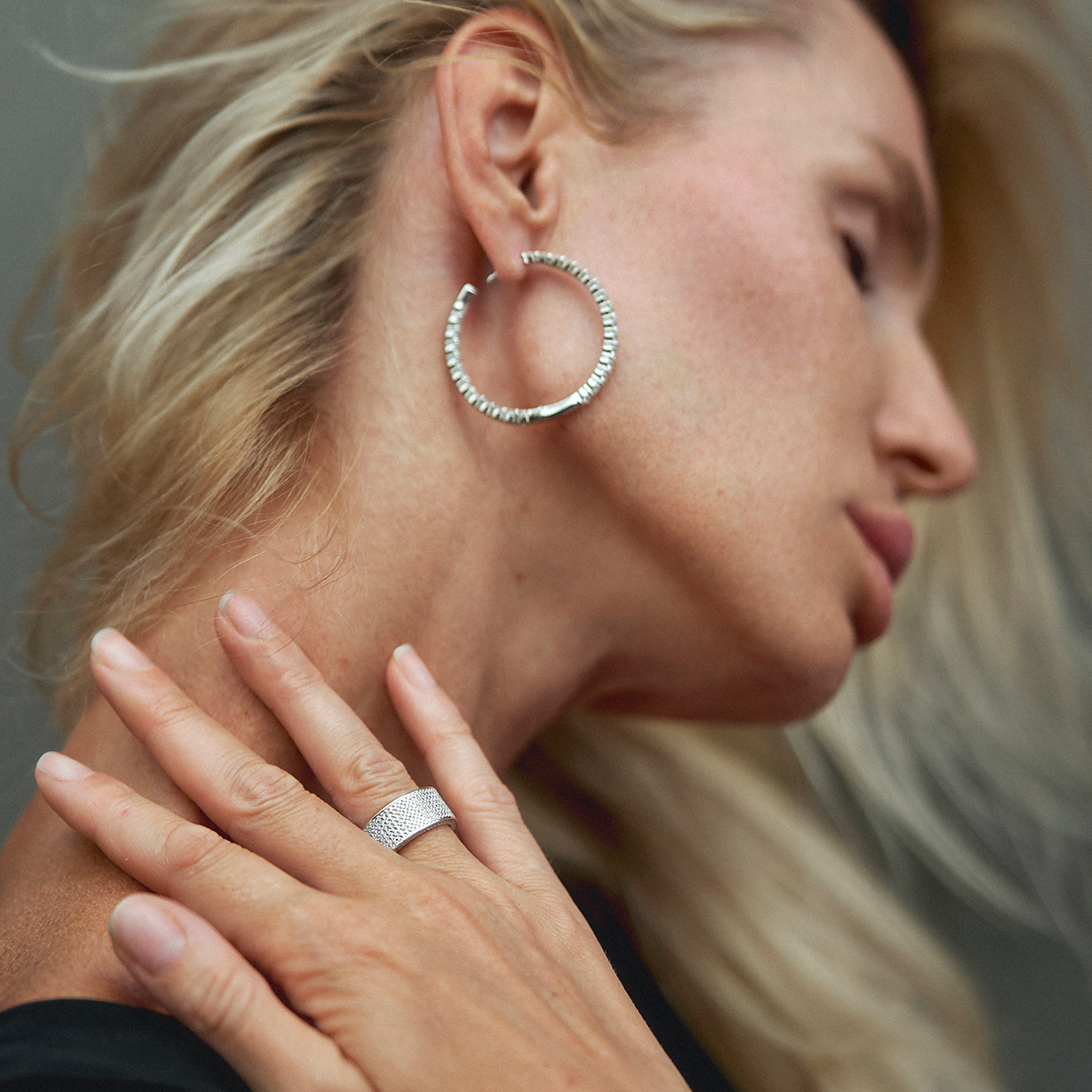 Silver ring with white zircons