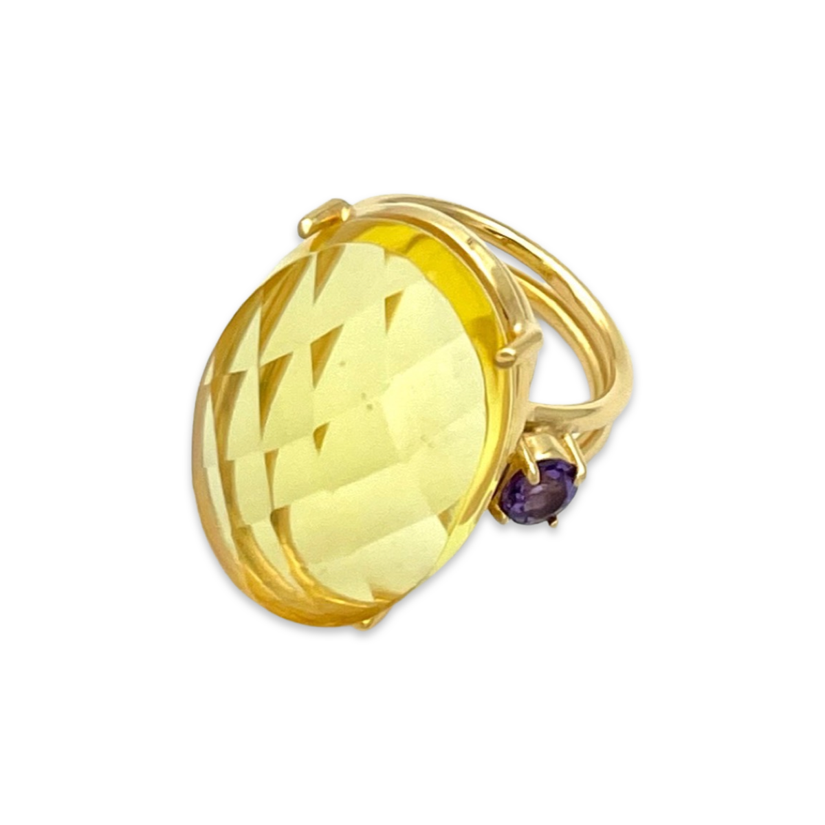 Gilded ring with faceted amber