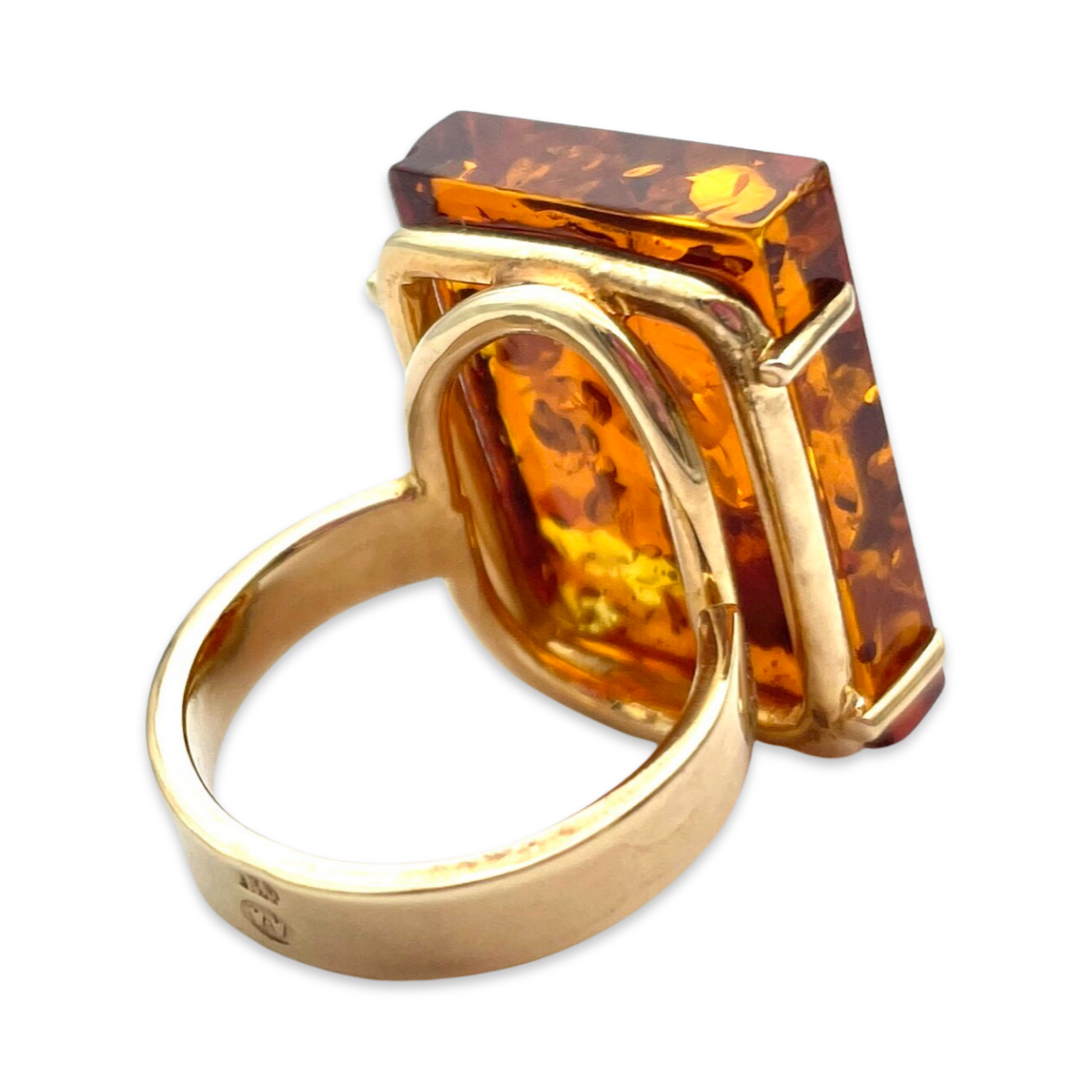 Gilded ring with faceted amber