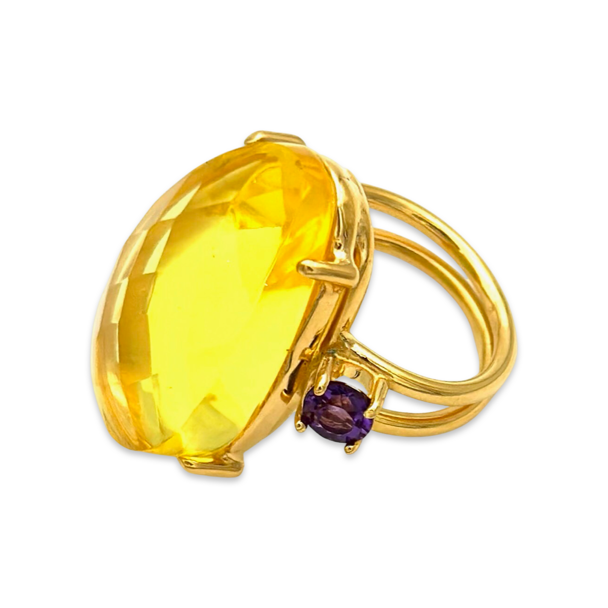 Gilded ring with faceted amber