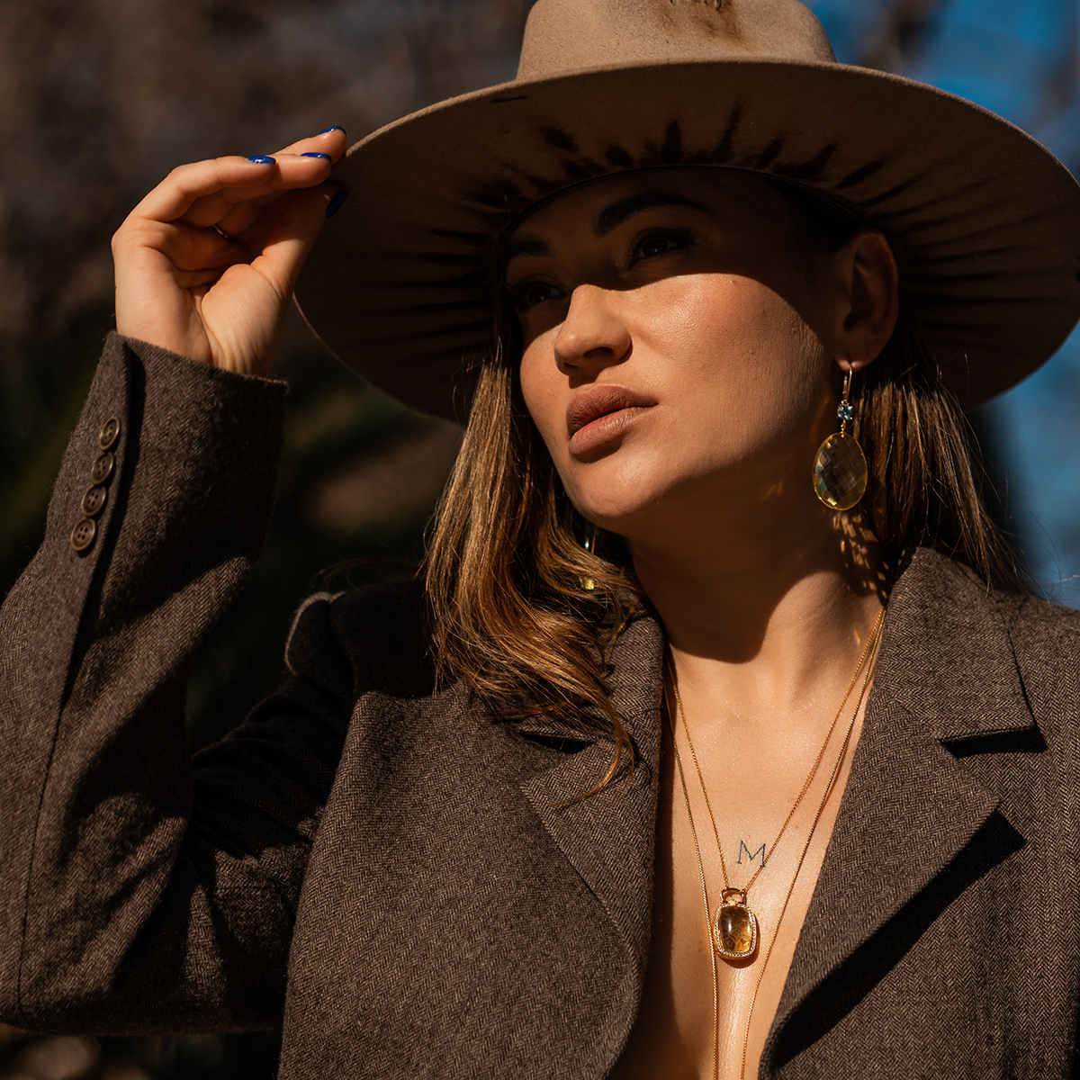 Gilded earrings with faceted amber