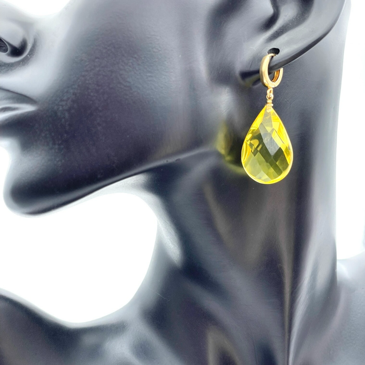 Gilded earrings with faceted amber