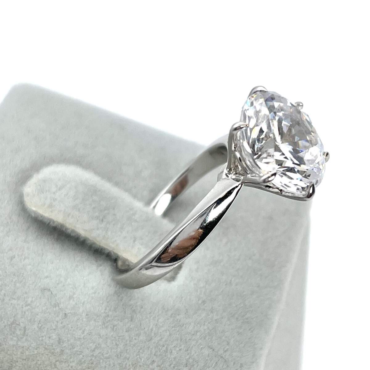 Classic Round Cut Engagement Ring