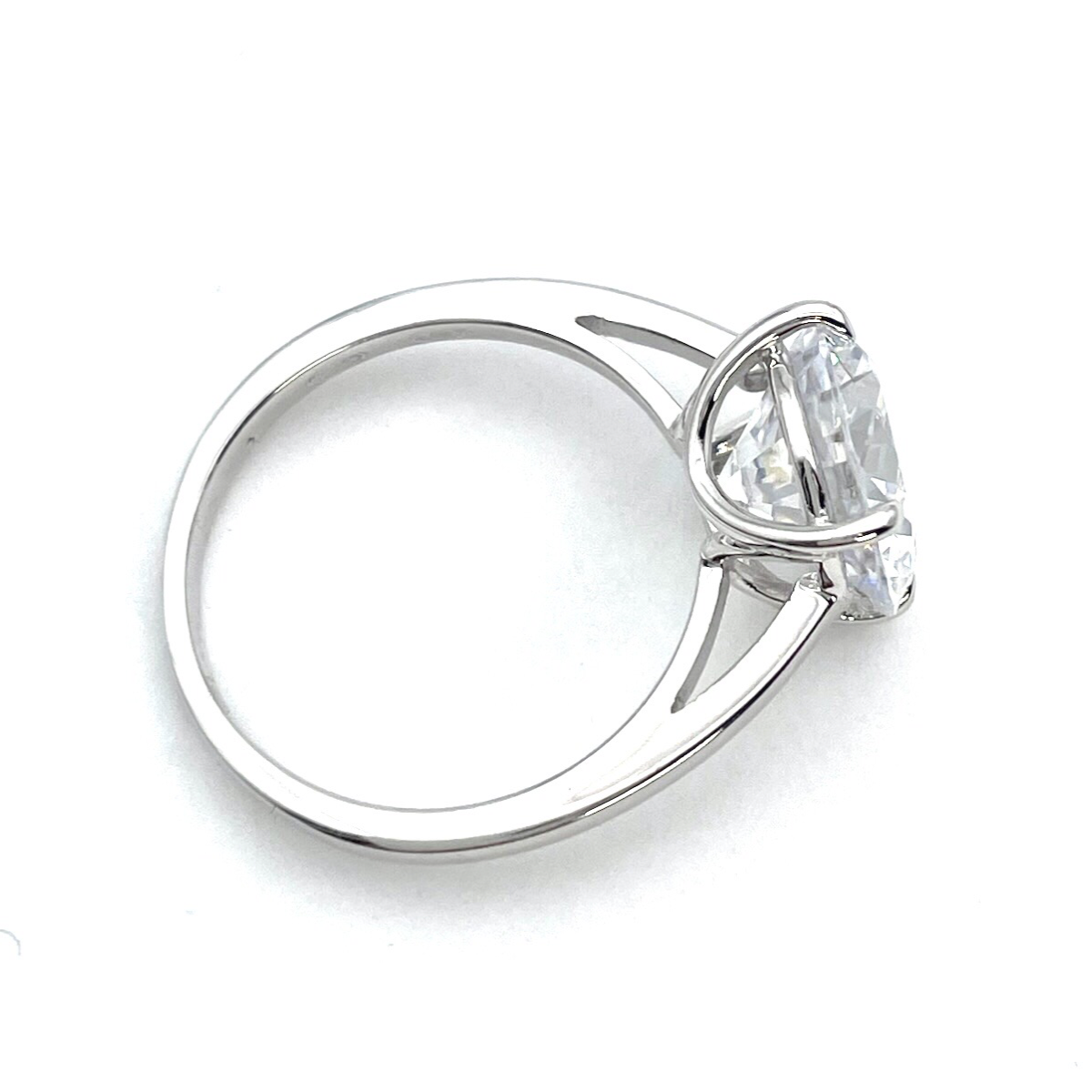 Classic Round Cut Engagement Ring