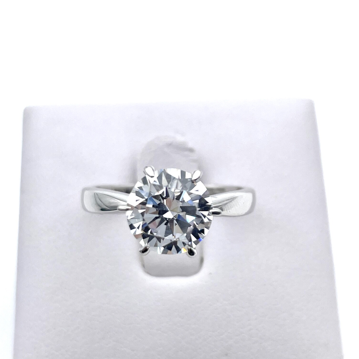 Classic Round Cut Engagement Ring