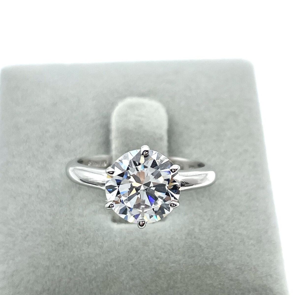 Classic Round Cut Engagement Ring