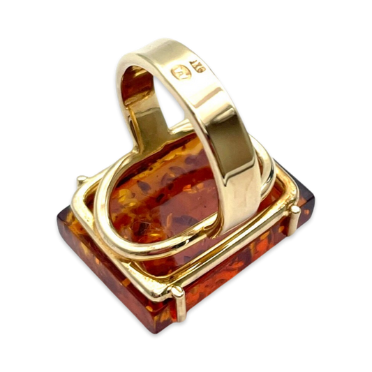 Gilded ring with faceted amber