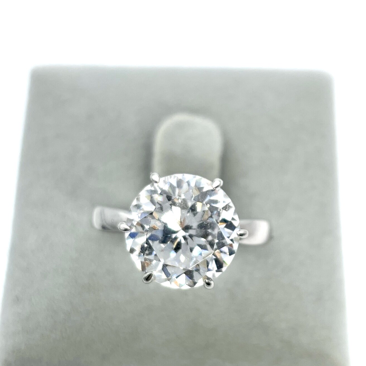 Classic Round Cut Engagement Ring